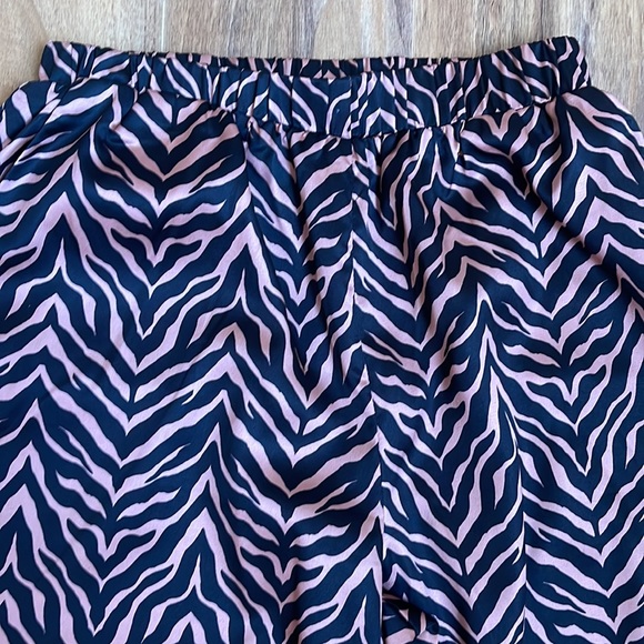 NWOT MISSGUIDED PETITE Silky Animal Print Pant Stripe // Brown + Black // Size 4 - Picture 2 of 6